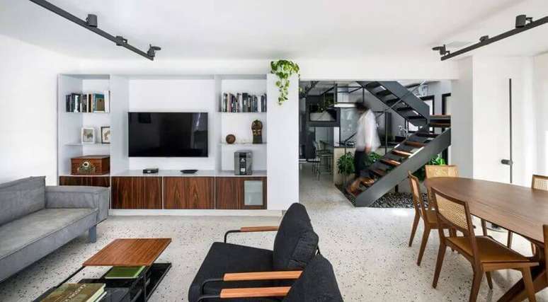 1. Casa conceito aberto decorada com mesa de madeira para sala de estar e jantar integradas modernas – Foto: Coa Associados