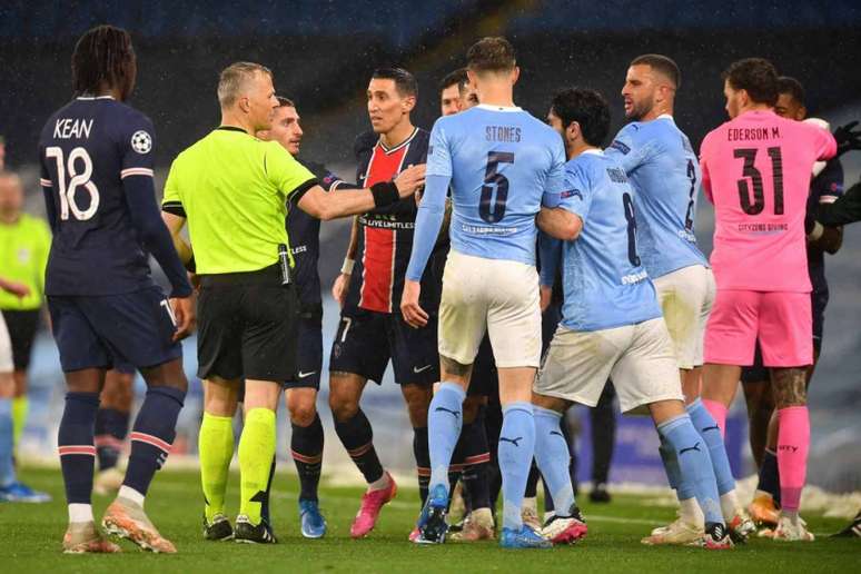 Di María pisou em Fernandinho fora do campo e foi expulso direto (Foto: PAUL ELLIS / AFP)