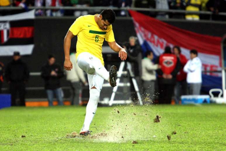 André Santos atuando pela Seleção Brasileira; vestindo a Amarelinha, o ex-lateral foi campeão da Copa das Confederações (Foto: Cristiano Andujar)