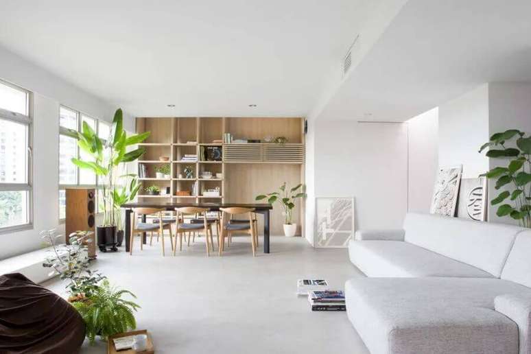 13. Decoração clean para sala de estar e jantar integrada com vaso de planta no chão – Foto: Nitton Architects