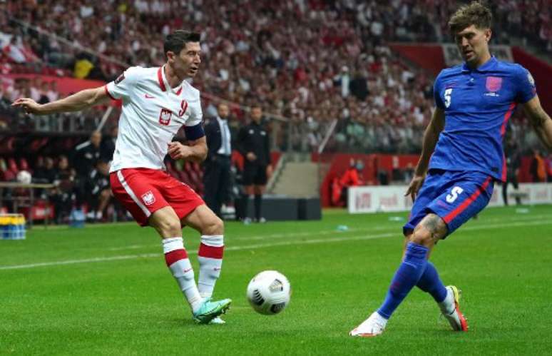 Lewandoski em ação contra a Inglaterra (Foto: JANEK SKARZYNSKI / AFP)