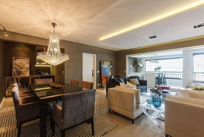 39. Lustre de cristal para decora&ccedil;&atilde;o de apartamento com sala de estar e jantar integrada &ndash; Foto: Orlane Santos