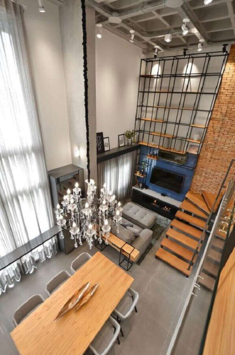 26. Decoração estilo industrial para sala de estar e jantar integradas modernas – Foto: StudioColnaghi Arquitetura