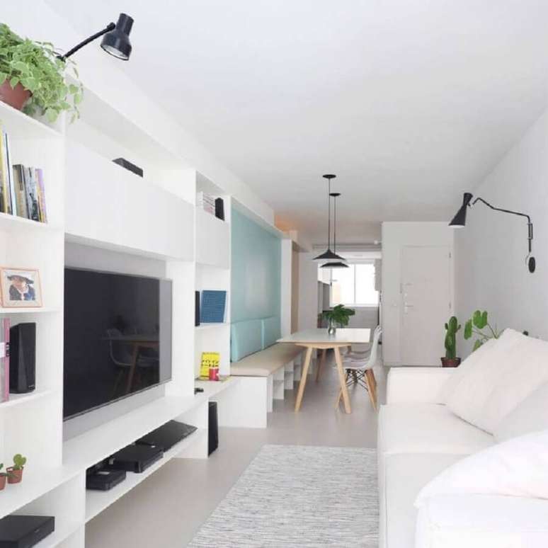 5. Decora&ccedil;&atilde;o clean para casa pequena branca com parede azul pastel &ndash; Foto: CIAA