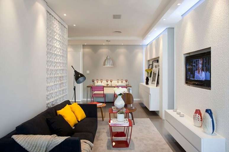 31. Decoração simples para sala de estar e jantar integrada com sofá preto e parede de cobogó – Foto: José Ricardo Basiches