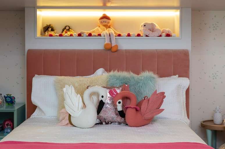 3. As almofadas infantis se destacam sobre a cama. Projeto de Marta Calasans