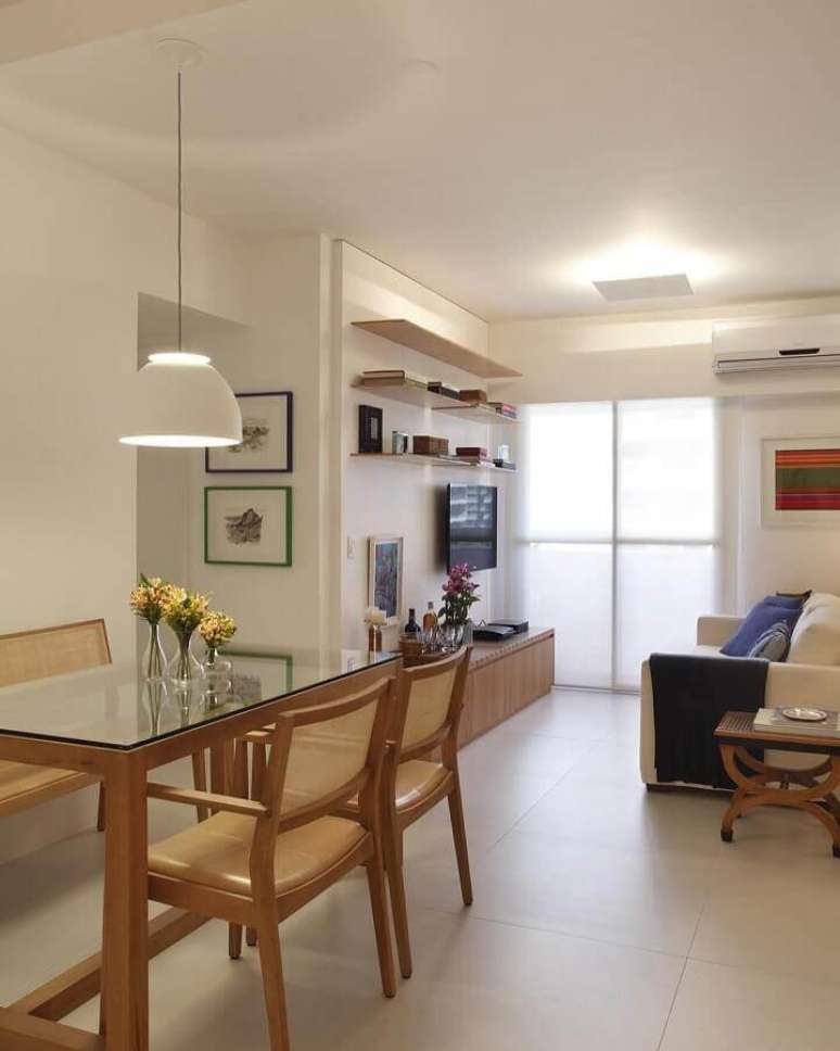 17. Decora&ccedil;&atilde;o de apartamento em cores neutras com sala de estar e jantar integradas pequenas &ndash; Foto: Decor F&aacute;cil