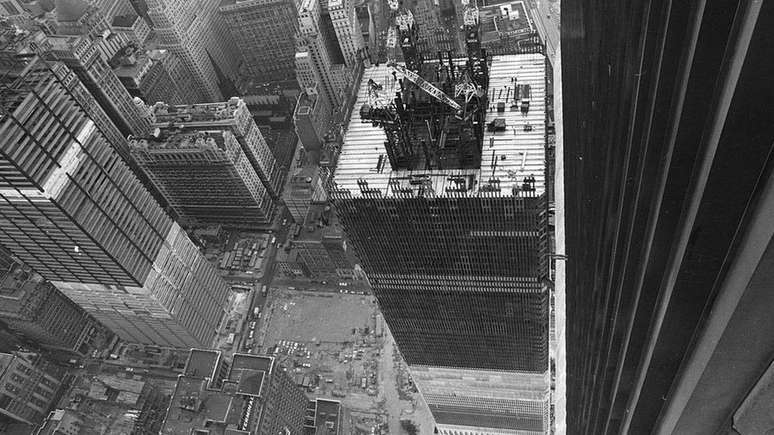 As torres possu&iacute;am uma coluna central de onde sa&iacute;am as vigas que ligavam as colunas externas