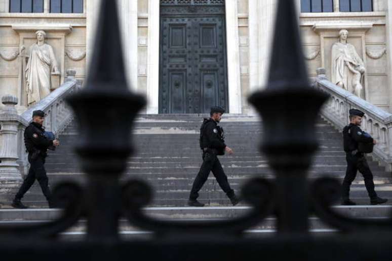 Policiais em frente ao Palácio de Justiça de Paris, onde acontece julgamento pelos atentados de 13 de novembro de 2015