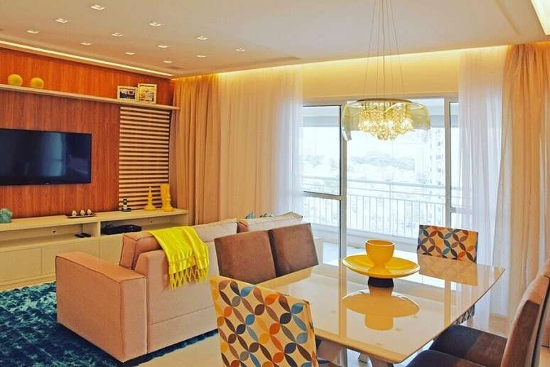 16. Decora&ccedil;&atilde;o de apartamento com tapete azul e cadeiras coloridas para sala de estar e jantar integrada &ndash; Foto: Carlos Franscisco