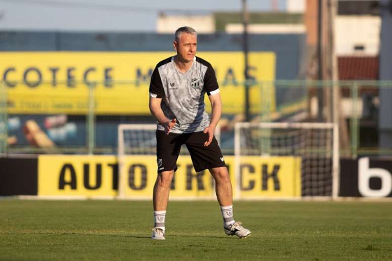 Novo comandante concedeu coletiva e trabalhou em treino da equipe (Felipe Santos/Ceará SC)