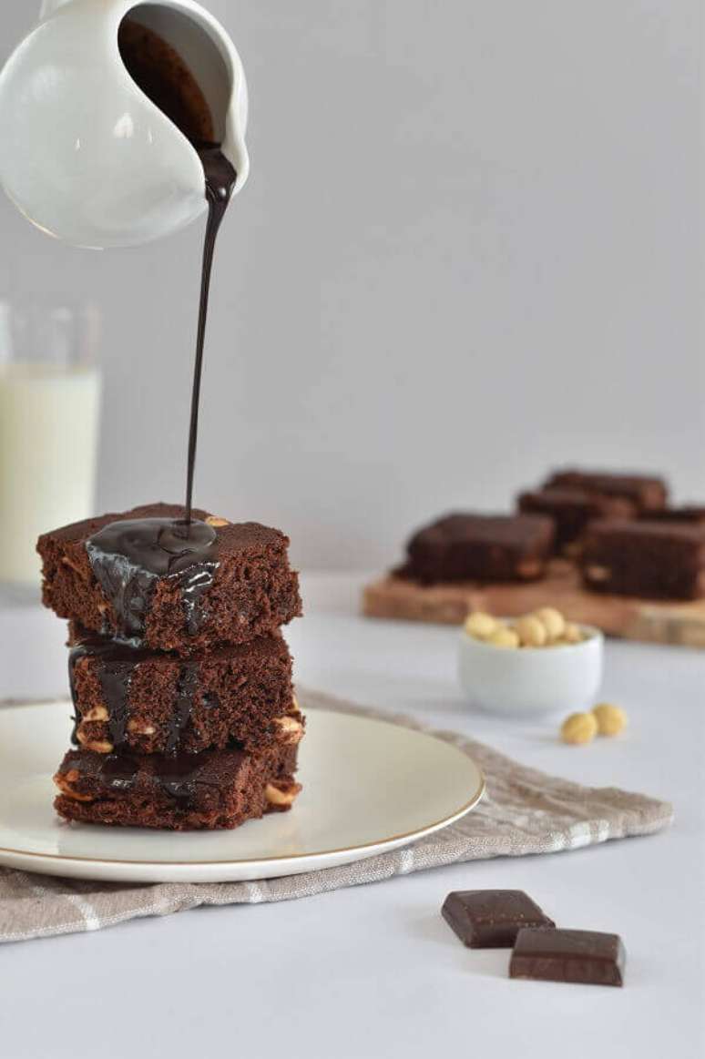 6. Use uma deliciosa calda de chocolate para servir com o brownie – Foto: Unsplash
