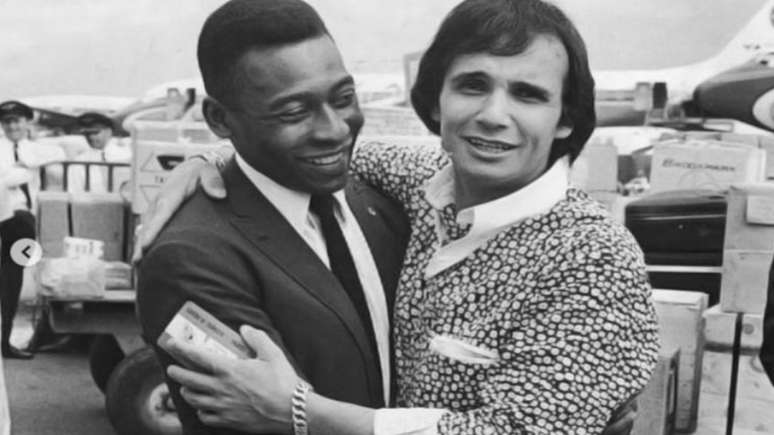 Pelé e Roberto Carlos. O Rei do Futebol mandou uma mensagem ao Rei da música do Brasil (Foto: Reprodução/Redes sociais)