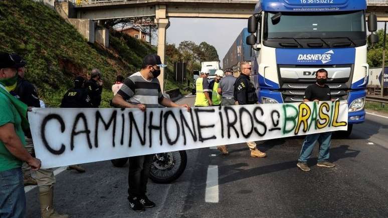 Mensagens em grupos de caminhoneiros revelam racha na categoria sobre apoio ao bloqueio de rodovias