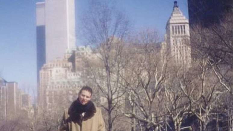 O empresário paulista Tácito Cury (na foto, com as Torres Gêmeas ao fundo) descobriu, no dia seguinte aos ataques, que deu aula de inglês para Marwan al Shehhi, terrorista que arremessou o Boeing 767 sobre a torre onde ele trabalhava