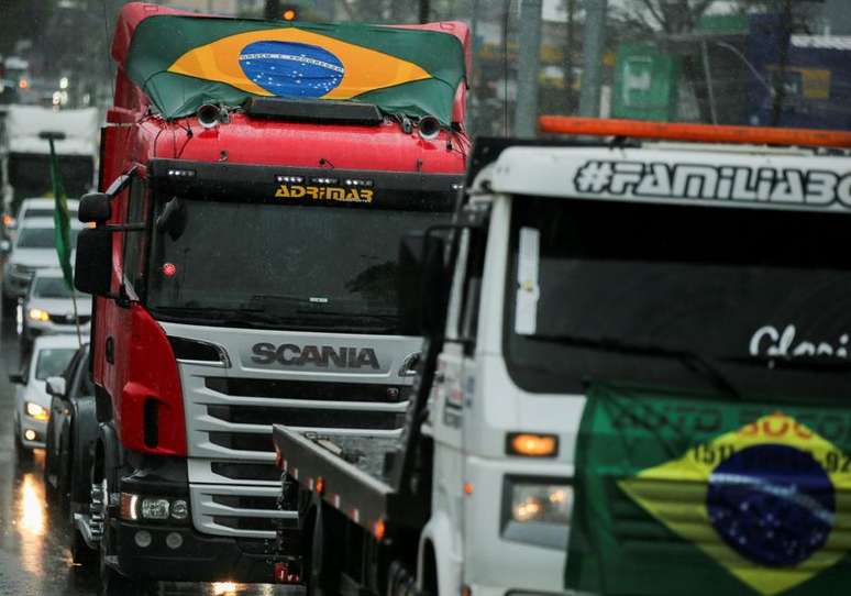 Caminhoneiros fazem ato de apoio ao presidente Jair Bolsonaro em Gravataí, no Rio Grande do Sul
07/09/2021 REUTERS/Diego Vara