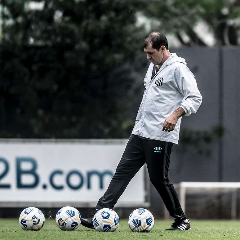 Carille durante o seu primeiro treino como novo técnico do Santos