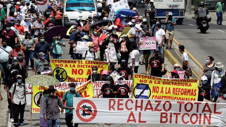 Manifestantes temem que a adoção do bitcoin possa causar instabilidade em um dos países mais pobres da América Latina