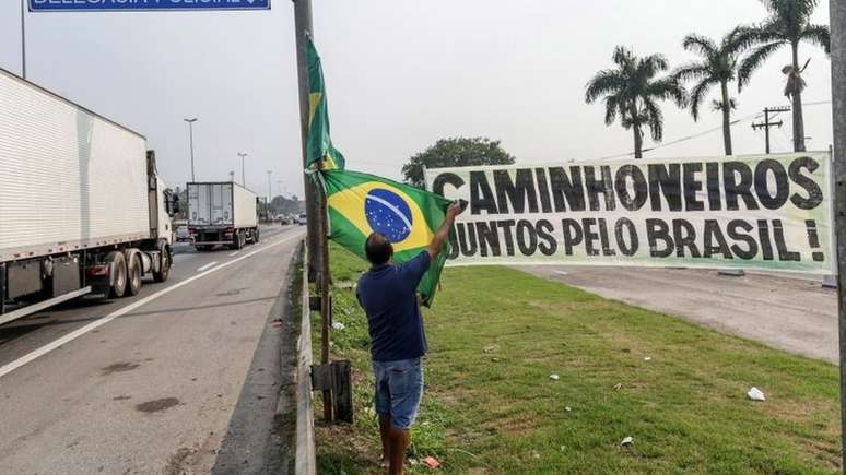 Alguns caminhoneiros entenderam pedido de Bolsonaro como 'mensagem cifrada'. Para eles, presidente quer bloqueio, mas 'precisa' fingir publicamente que não apoia a paralisação.