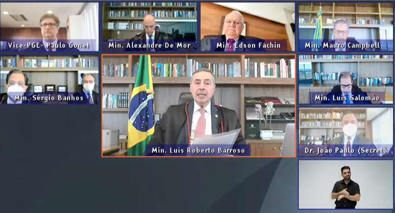 Sessão plenária do TSE, sob a presidência do ministro Luís Roberto Barroso (em destaque)
