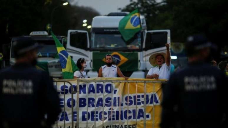 Caminhoneiros fazem paralisação e se manifestam a favor do presidente Jair Bolsonaro