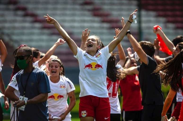 Atacante Julinha comemorando o título do Brasileirão Feminino na A2 (Divulgação/CBF)