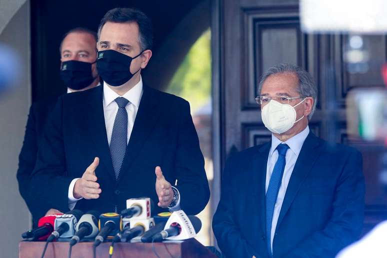 Pacheco, presidente do Senado, ao lado de Guedes: solu&ccedil;&atilde;o para os precat&oacute;rios era negociada entre os poderes.