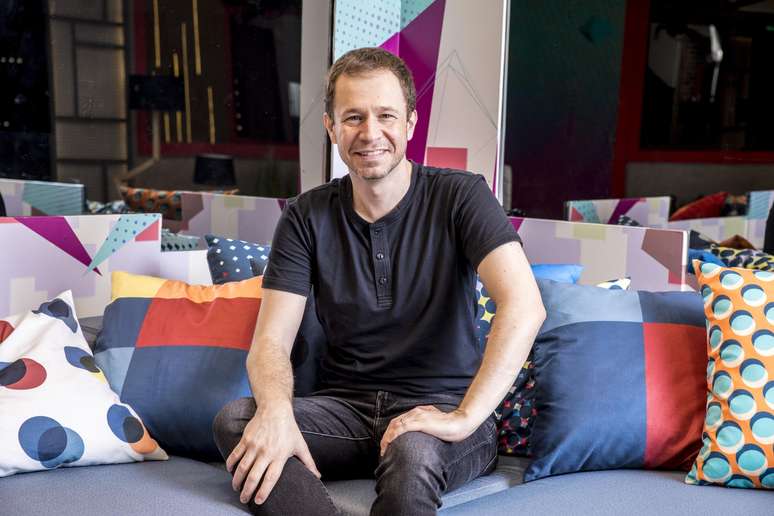 Globo anuncia que Tiago Leifert deixar&aacute; a emissora