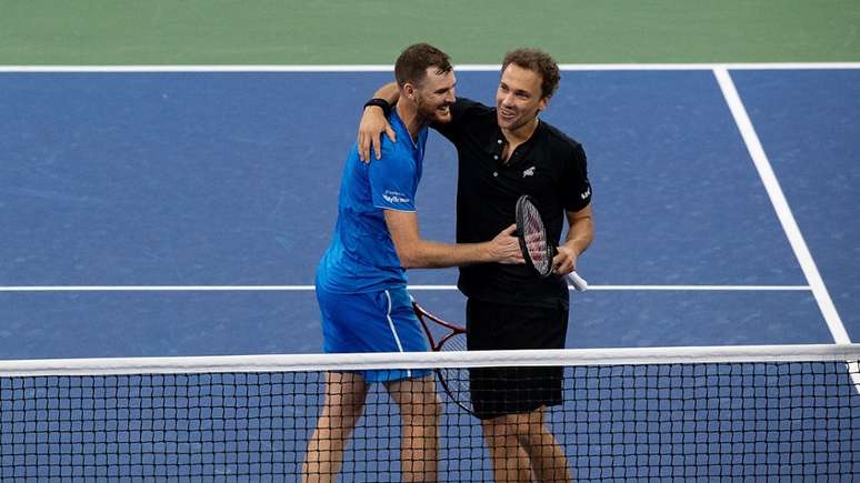 Bruno Soares (à dir.) e Jamie Murray comemoram após garantirem vaga na final do US Open