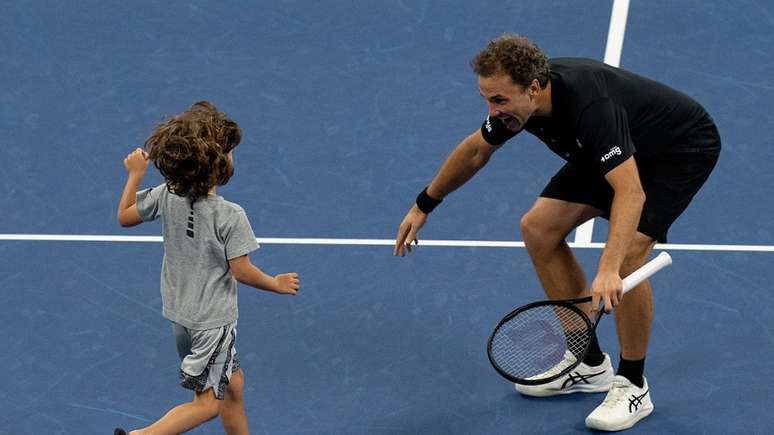 Bruno Soares se prepara para abraçar seu filho após a vitória na semifinal