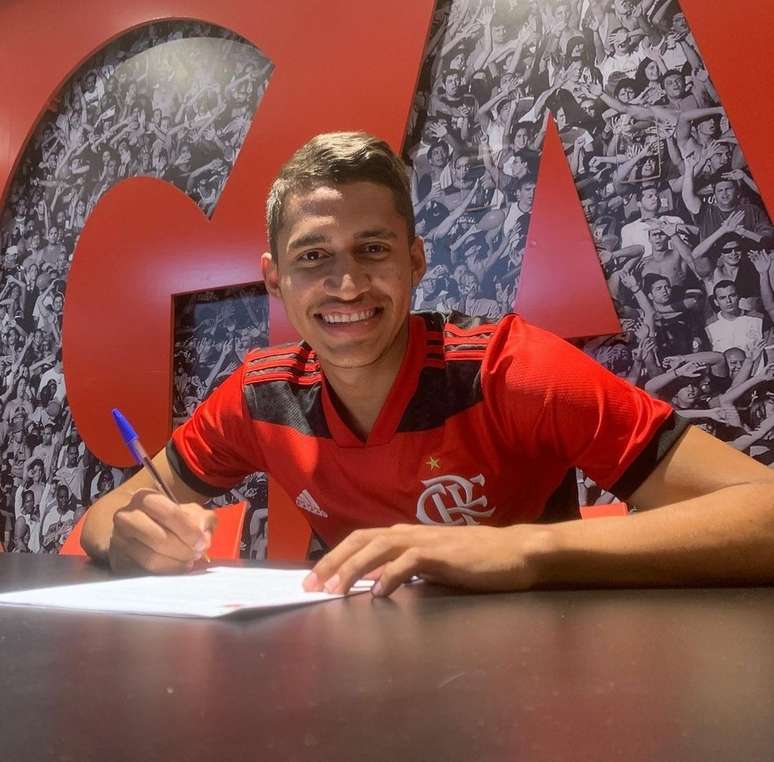 Camilo Durán durante assinatura de contrato com o Flamengo Reprodução Instagram @camiloduran28