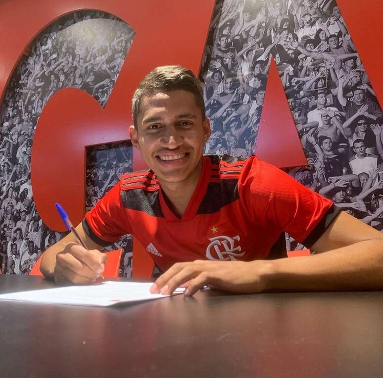 Camilo Dur&aacute;n durante assinatura de contrato com o Flamengo Reprodu&ccedil;&atilde;o Instagram @camiloduran28