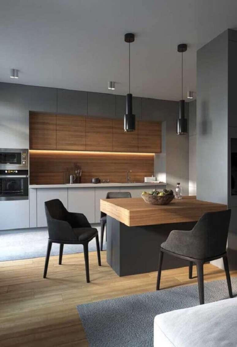 62. Tons de cinza para decoração moderna de cozinha planejada com ilha com detalhes em madeira – Foto: Decor Fácil