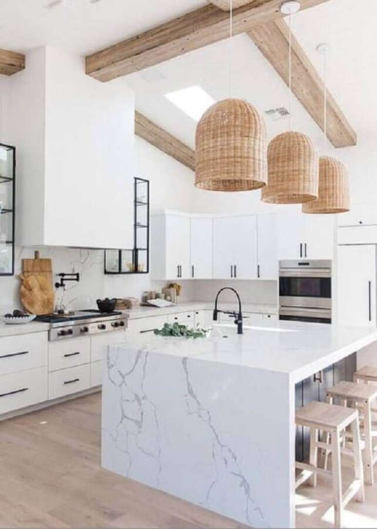 5. Decoração clean com luminária rústica para cozinha planejada grande com ilha de mármore – Foto: Home Fashion Trend
