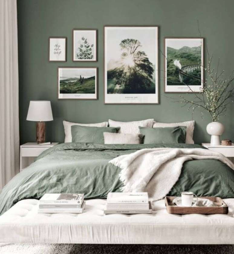 32. Quarto de casal com parede e roupa de cama na cor verde sage – Foto Wallsquace