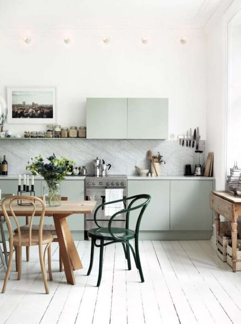51. Cozinha com armário verde sage e mesa de madeira – Foto Archiview point