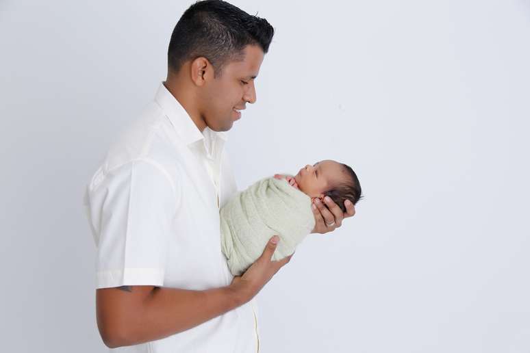 Marcos-Davis-com-o-filho-Noah-em-ensaio-newborn