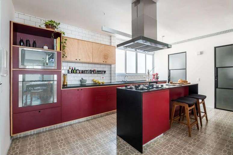 13. Armário vermelho para decoração de cozinha planejada com ilha simples – Foto: Iná Arquitetura