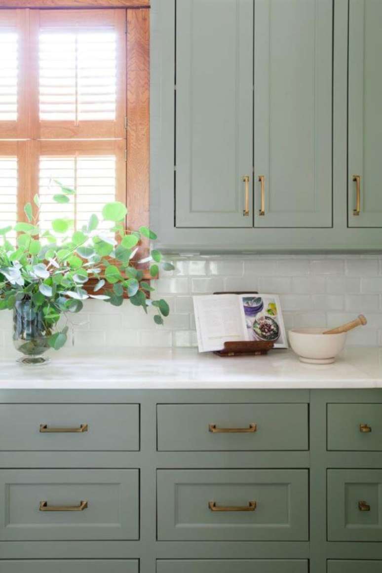 1. Cozinha com armários na cor verde sage – Foto Room For Tuesday
