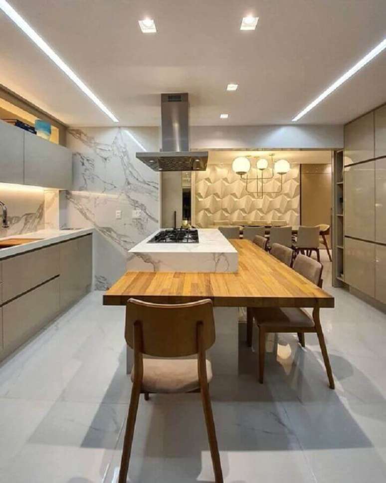 6. Bancada de madeira para decora&ccedil;&atilde;o moderna de cozinha planejada com ilha gourmet &ndash; Foto: Max Mello