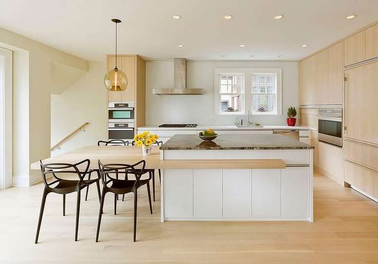 16. Arm&aacute;rios e bancada de madeira para decora&ccedil;&atilde;o de cozinha planejada com ilha no meio &ndash; Foto: Houzz