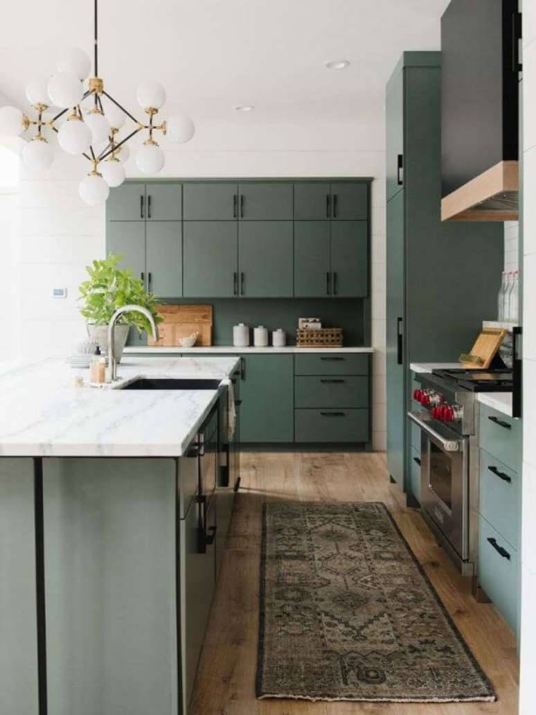 14. Cozinha moderna verde sage – Foto Studio Mcgee