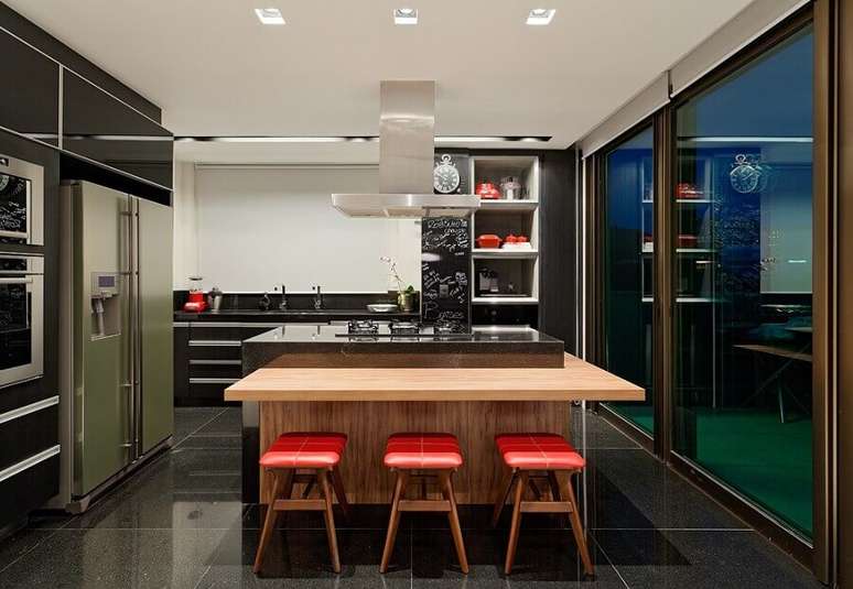 18. Banqueta baixa para decoração moderna de cozinha planejada com ilha no meio e bancada de madeira – Foto: LEDS Arquitetura