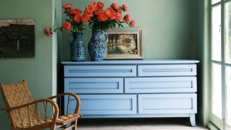 17. Decoração com tinta sage green e móveis azuis – Foto Farrow & Ball