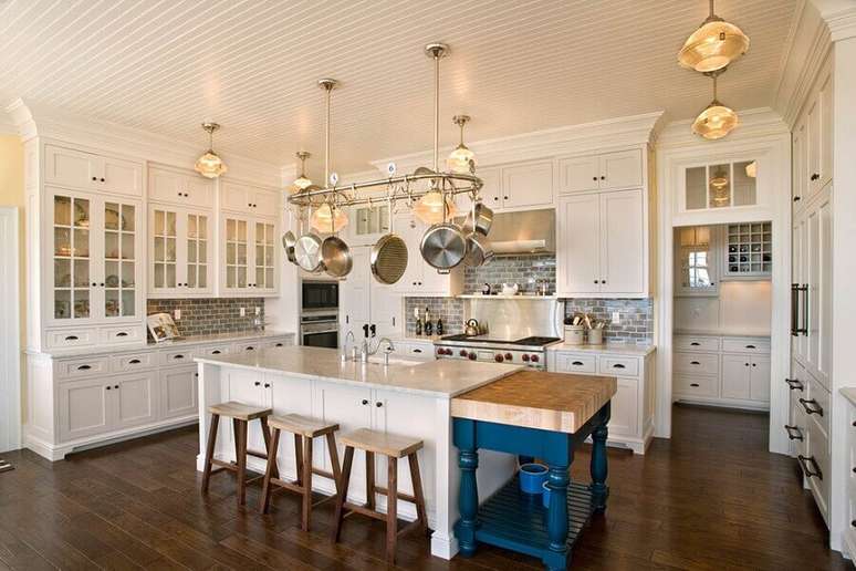 44. Decora&ccedil;&atilde;o estilo proven&ccedil;al para cozinha planejada com ilha &ndash; Foto: The Redfield Home