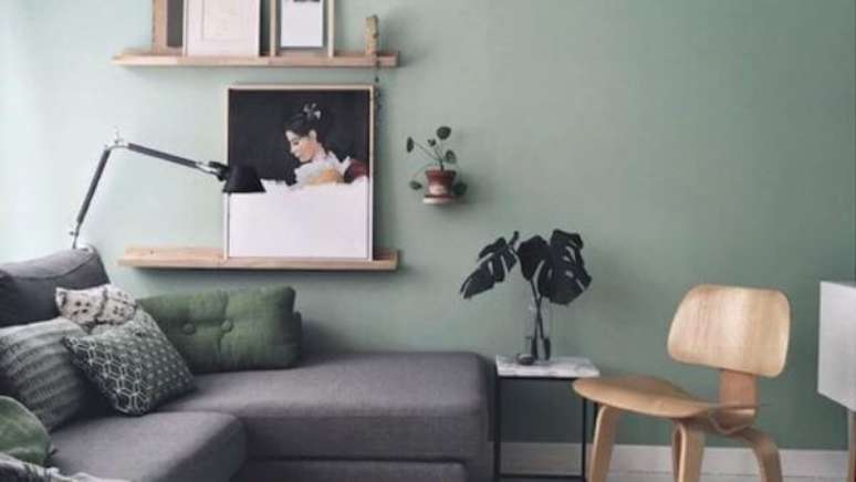 38. Sala com parede verde sage e sofá cinza – Foto Maaike Koster My Scandinavian Home