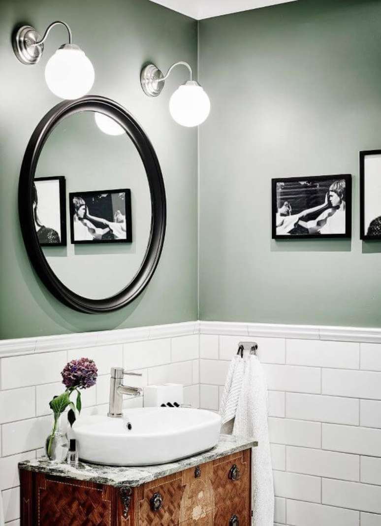 46. Banheiro com pintura verde sage rodameio branco e revestimento de tijolinho – Foto My Scandinavian Home