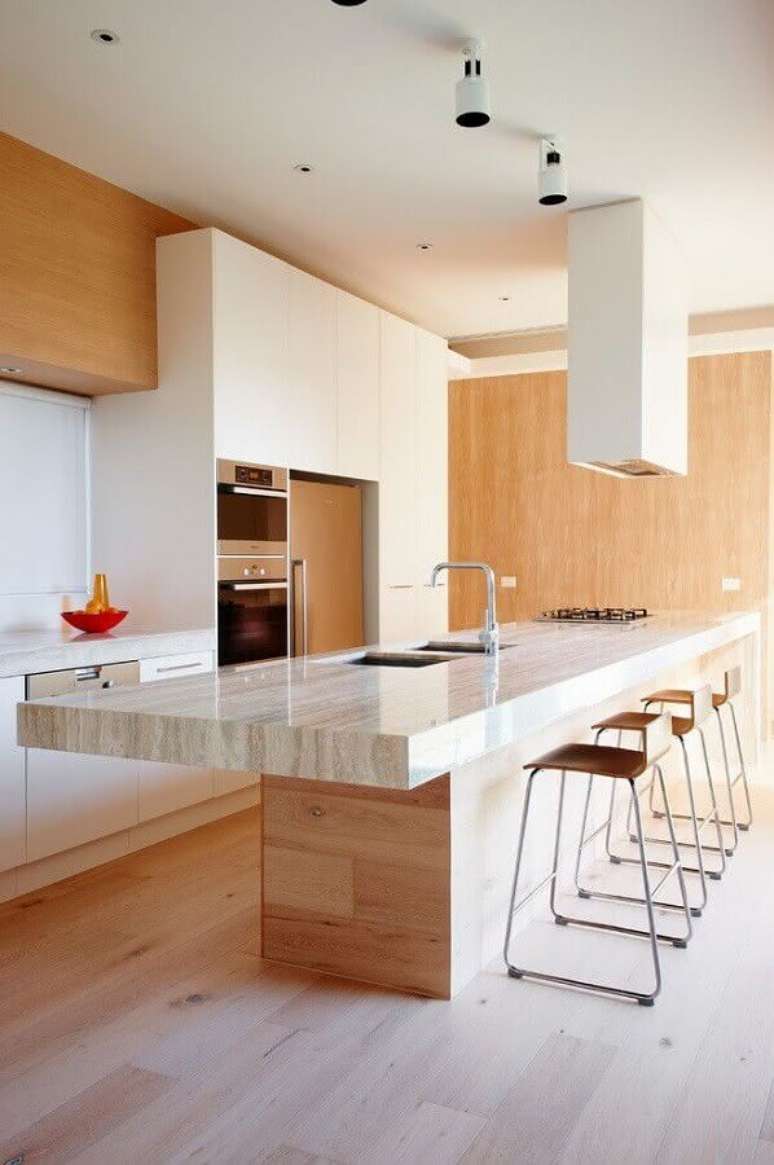 1. Cores neutras para decoração de cozinha planejada grande com ilha gourmet de mármore – Foto: Cantilever Kitchen Ideas & Photos