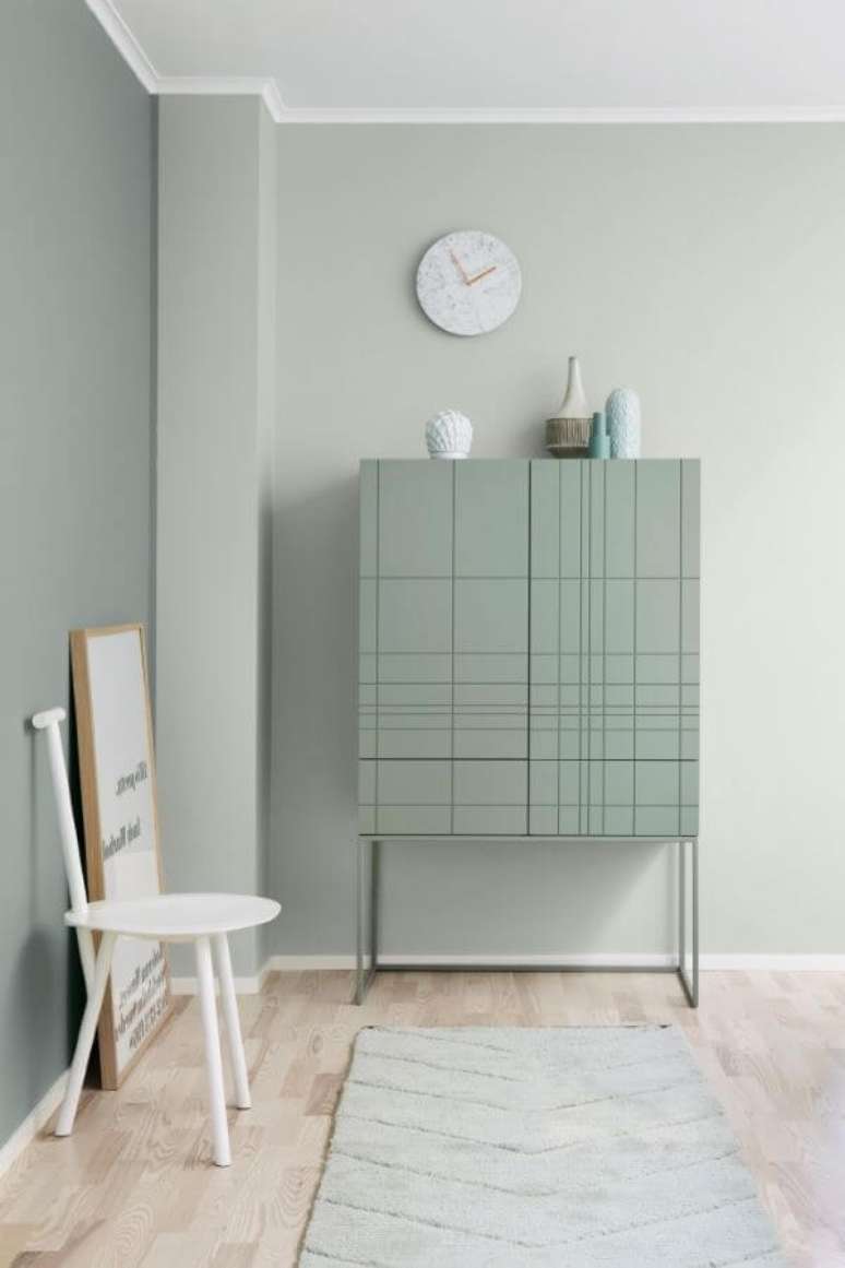 18. Decoração minimalista com moveis e parede verde sage -Foto Bois
