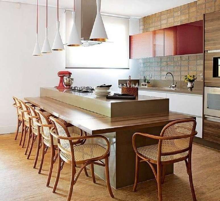 61. Revestimento rustico para decora&ccedil;&atilde;o de cozinha planejada com ilha e bancada de madeira &ndash; Foto: Houzz